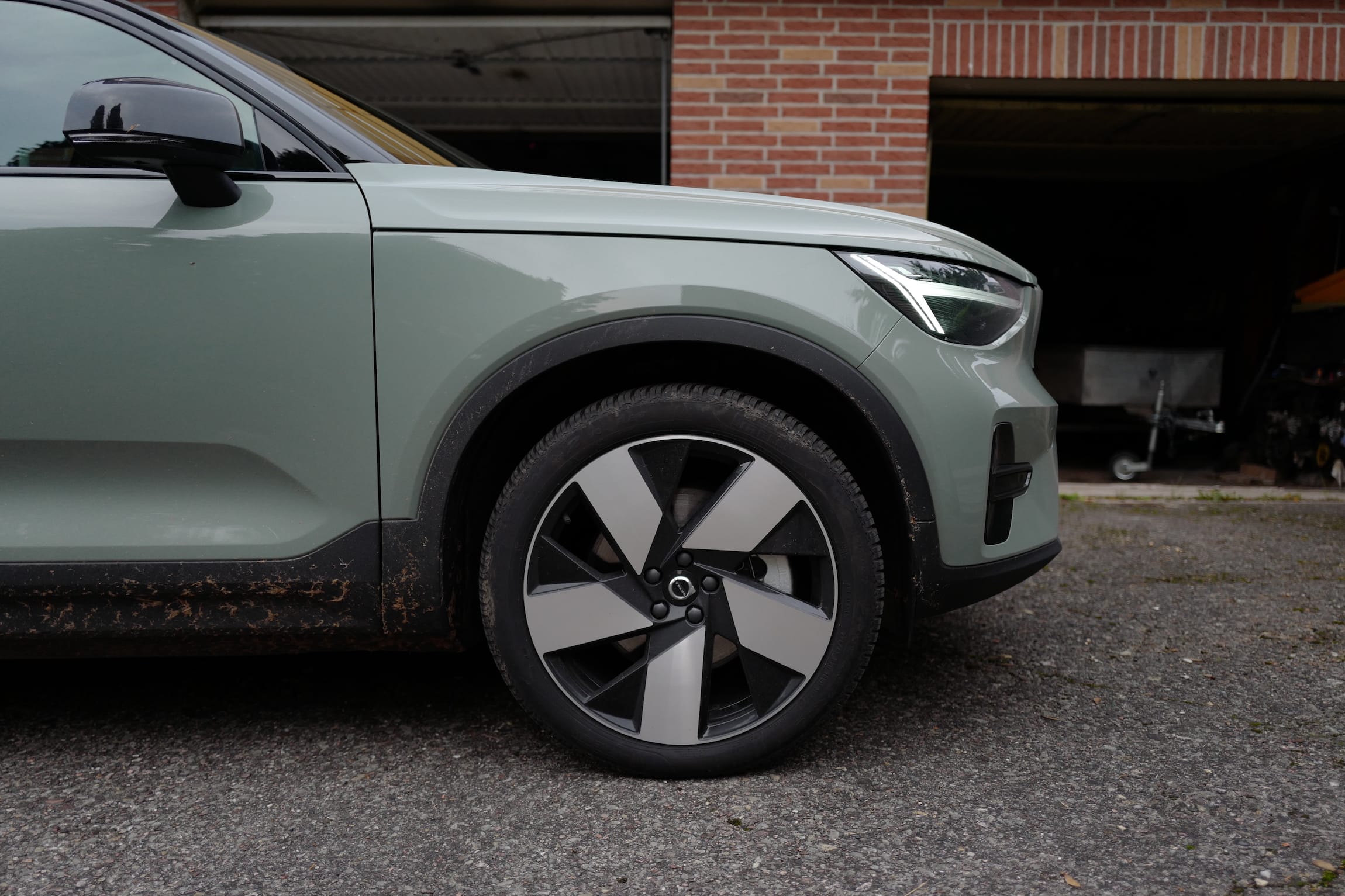 Volvo XC40 in the mud