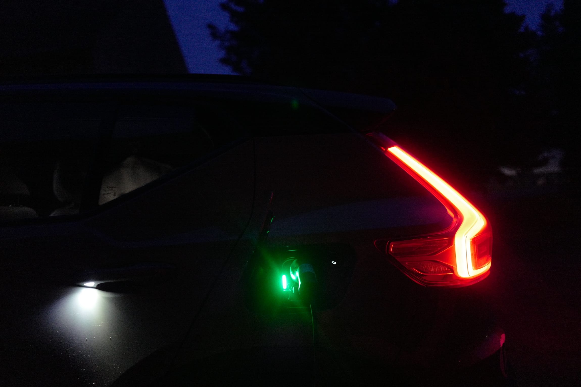 Volvo XC40 at night