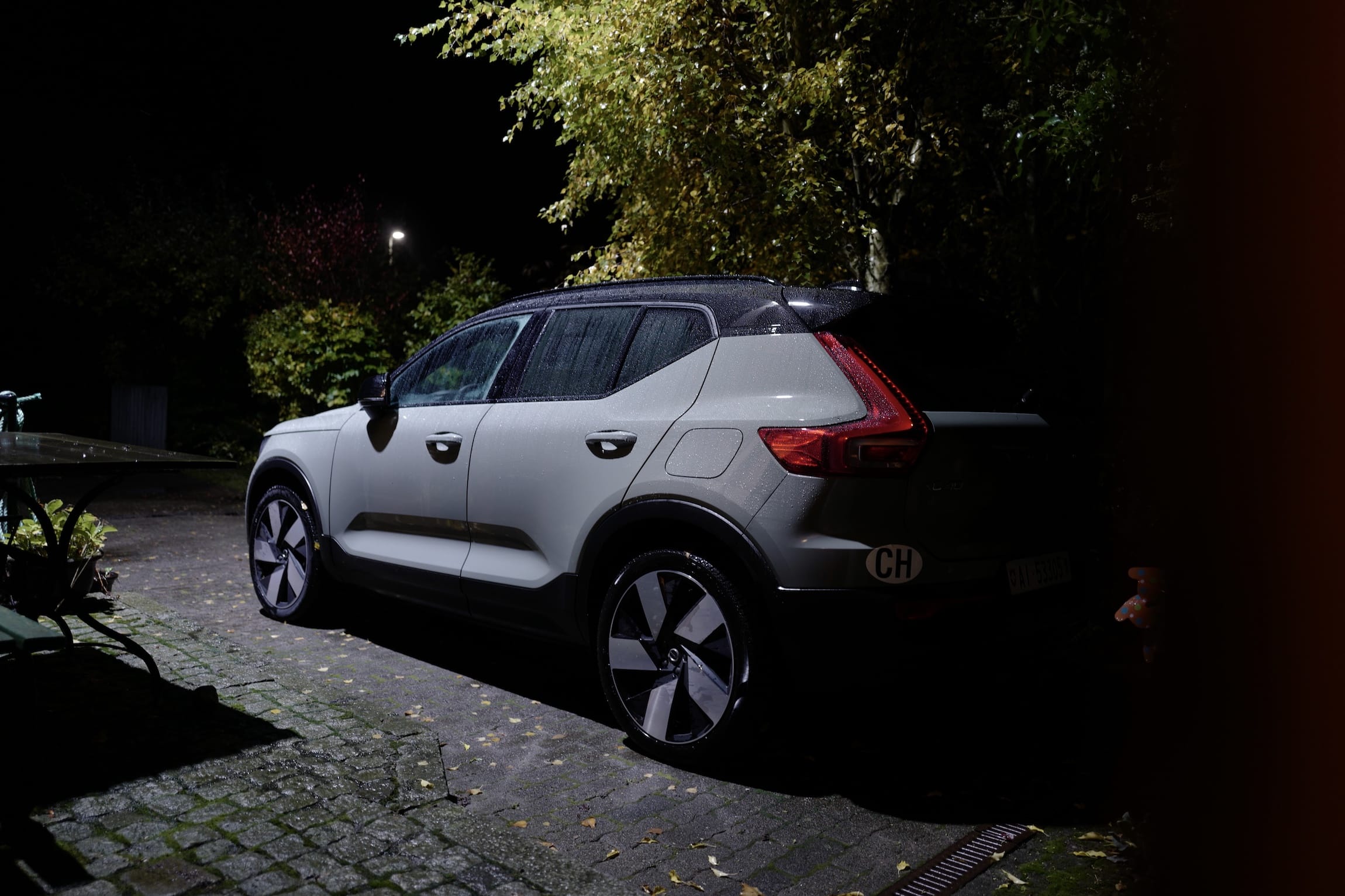 Volvo XC40 in the dark rain