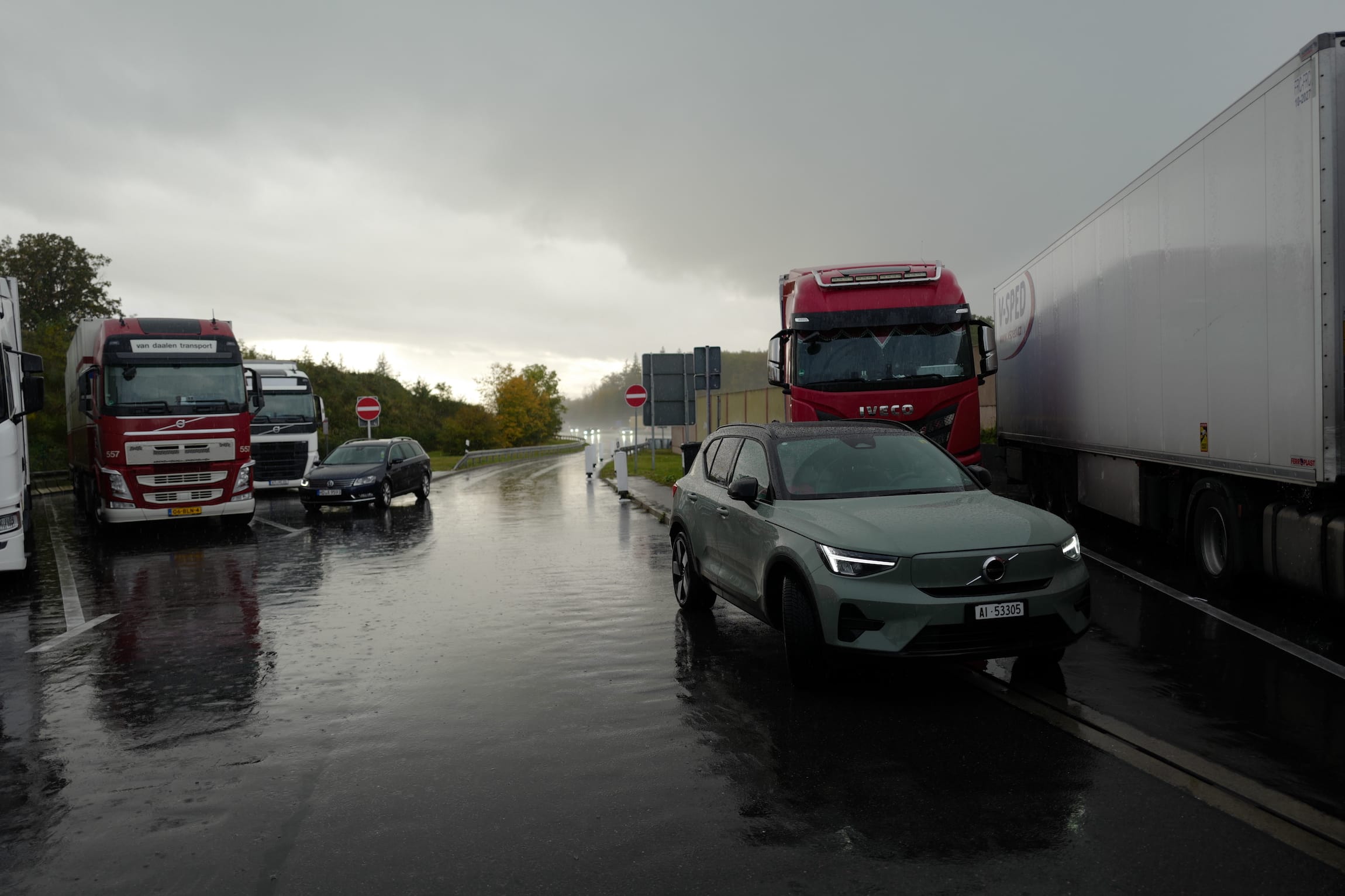 Volvo XC40 in the rain