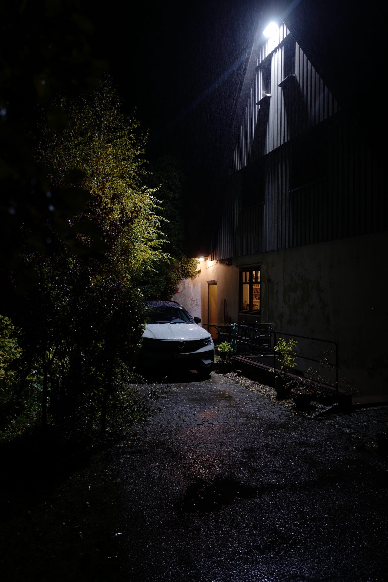 Volvo XC40 in the dark